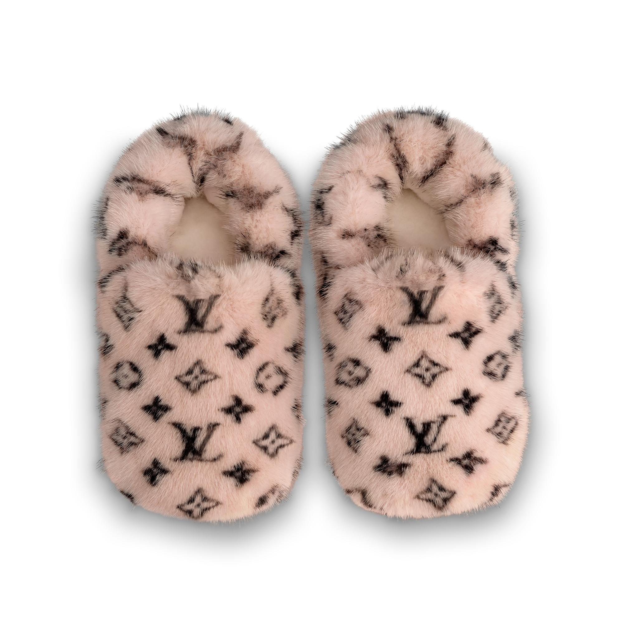 Louis vuitton pink fluffy 2024 slippers